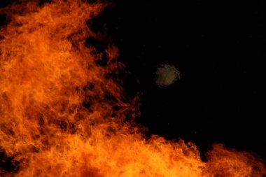 Bavyera Yaz Gündönümü Ateşi Geceyi Aydınlatıyor, Geleneği ve Kutlamayı Yakalıyor. Yüksek kalite fotoğraf