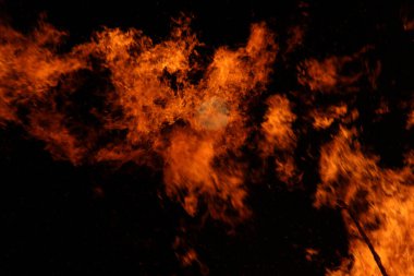 Bavyera Yaz Gündönümü Ateşi Geceyi Aydınlatıyor, Geleneği ve Kutlamayı Yakalıyor. Yüksek kalite fotoğraf