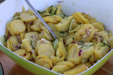 Geleneksel patates salatası kasede servis edilir. Yüksek kalite fotoğraf