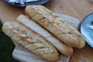 Herb Butter Baget, Altın Ekmek Kabuklarını ve Baharatlı Tadını Yakalamak. Yüksek kalite fotoğraf