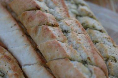 Herb Butter Baget, Altın Ekmek Kabuklarını ve Baharatlı Tadını Yakalamak. Yüksek kalite fotoğraf