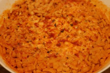 Peynirli ve domates soslu Alman Spagetti. Yüksek kalite fotoğraf