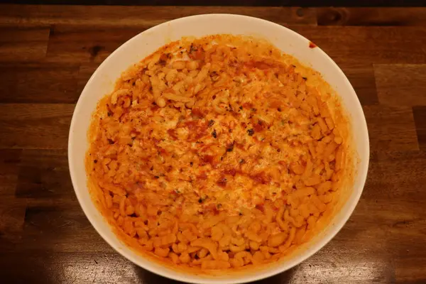 Peynirli ve domates soslu Alman spagettisi. Yüksek kalite fotoğraf