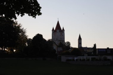 HAAG, GERMANY - 13 Mayıs 2025: Haager Schlossturm ve Kleiner Schlossturm, Haag, Oberbayern 'de, akşam gökyüzü altında tarihi mimari ve ortaçağ mirasını sergilediler. Yüksek kalite fotoğraf