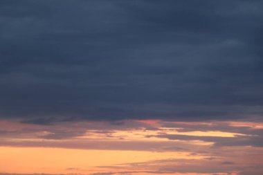 Kara Bulutlar ve Sıcak Ufuk Parıltısı ile dramatik Günbatımı Gökyüzü. Yüksek kalite fotoğraf