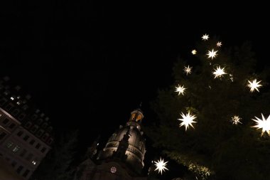 DRESDEN, Almanya - 20 ARALIK 2024: Aydınlatılmış Noel ağacı ve Frauenkirche gece Striezelmarkt festivalinde. Yüksek kalite fotoğraf