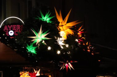 DRESDEN, ALMANY - 20 ARALIK 2024: gece Striezelmarkt Noel pazarındaki yıldız ışıkları. Yüksek kalite fotoğraf