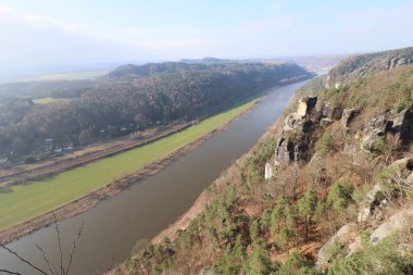 LOHmen, Almanya - 03 Mart 2024: Basteiaussicht 'ten Elbe ile batıya doğru görüş. Yüksek kalite fotoğraf