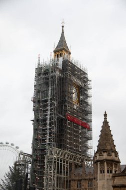 DRESDEN, Almanya - 20 ARALIK 2024: gece Striezelmarkt 'ta Erzgebirge Noel Piramidi. Yüksek kalite fotoğraf