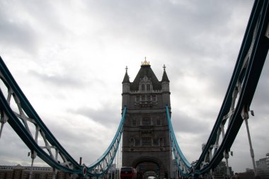 30 Aralık 2017, Thames Nehri 'ni kaplayan ikonik Kule Köprüsü bulutlu bir günde. Yüksek kalite fotoğraf
