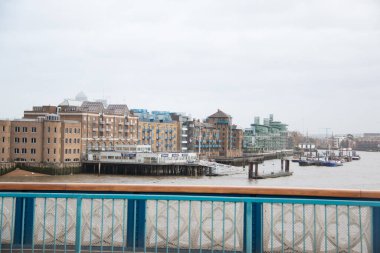 30 Aralık 2017 'de Thames Nehri üzerindeki Tower Köprüsü' nden bulutlu bir günde Güney Kıyısı 'na doğru görüntülendi. Yüksek kalite fotoğraf