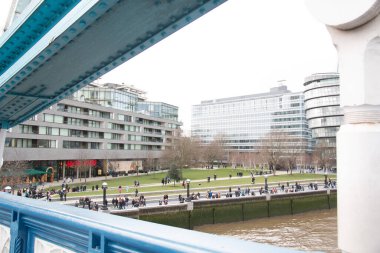 30 Aralık 2017 'de Tower Bridge' den Londra Kulesi 'ne ve bulutlu bir günde Thames nehri boyunca uzanan şehir manzarasına bakın. Yüksek kalite fotoğraf