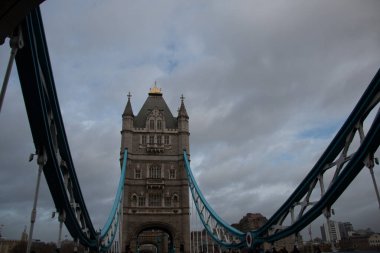 Londra, İngiltere - 30 Aralık 2017: Bulutlu bir günde bir kule ve ikonik Tower Köprüsü 'nün asma kablolarının geniş görünümü. Yüksek kalite fotoğraf