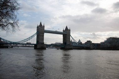 Londra, İngiltere - 30 Aralık 2017: Gökyüzü bulutlu bir günde ikonik Tower Köprüsü 'nün mimari ayrıntıları. Yüksek kalite fotoğraf