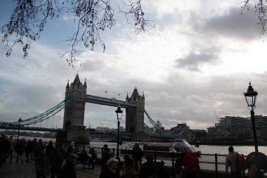 Londra, İngiltere - 30 Aralık 2017: yaya yolu manzaralı Kule Köprüsü. Yüksek kalite fotoğraf