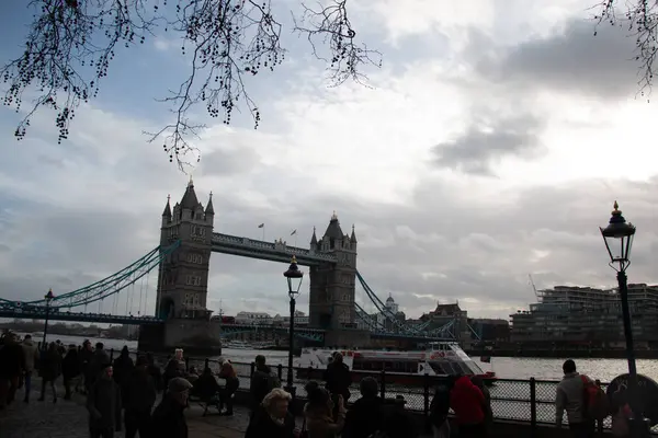 Londra, İngiltere - 30 Aralık 2017: yaya yolu manzaralı Kule Köprüsü. Yüksek kalite fotoğraf
