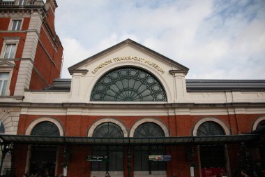 Londra, İngiltere - 30 Aralık 2017: Covent Garden 'daki Londra Taşımacılık Müzesi' nin dış görüntüsü parçalı bulutlu bir günde. Yüksek kalite fotoğraf