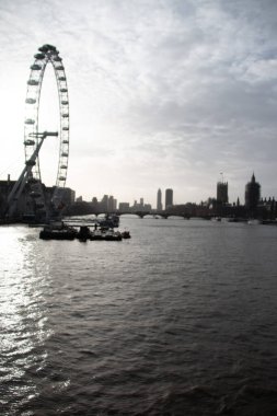 30 Aralık 2017 'de Londra Gözü ve Westminster Skyline' da Thames Nehri Üzerindeki Dusk 'ta. Yüksek kalite fotoğraf