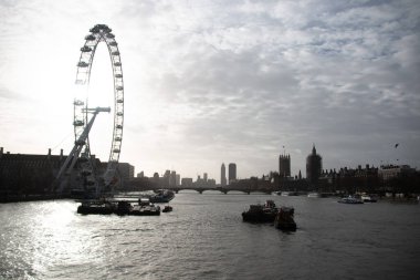 LONDON, BİRLİK KINGDOM - 30 ARALIK 2017 Londra Gözü ve Thames Nehri 'nin alacakaranlıktaki panoramik manzarası. Yüksek kalite fotoğraf