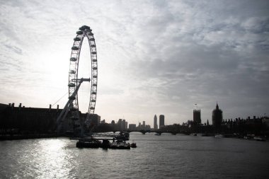 Londra, BİRLİK KINGDOM - 30 ARALIK 2017 Londra Göz ve Thames Nehri Dramatik Kış Gökyüzünün altında. Yüksek kalite fotoğraf