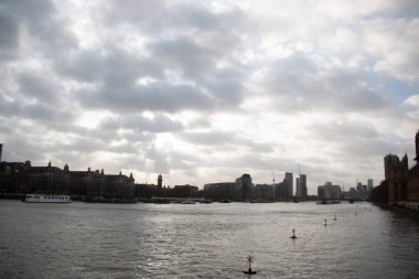 LONDRA, BİRLİK KINGDOM - 30 ARALIK 2017: dramatik Bulut Altında Thames Nehri Görünürde City Skyline. Yüksek kalite fotoğraf