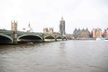 30 Aralık 2017, Westminster Köprüsü, Big Ben ve Thames Nehri 'ndeki Parlamento Binası' nın Panoramik Manzarası. Yüksek kalite fotoğraf