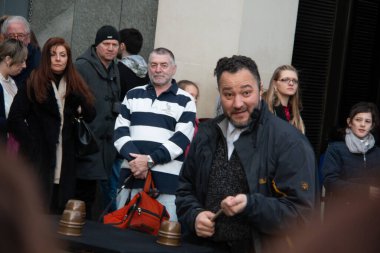 Londra, UNITED KINGDOM - 30 Aralık 2017: Covent Garden 'da çeşitli bir grup insan, gün içinde kalabalığı eğlendiren bir sokak sanatçısıyla birlikte bir binanın dışında toplanıyor. Yüksek kalite fotoğraf