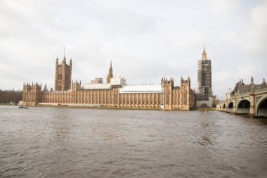 30 ARALIK 2017: Parlamento binalarının panoramik manzarası ve Thames Nehri 'nin karşısından Big Ben. Yüksek kalite fotoğraf