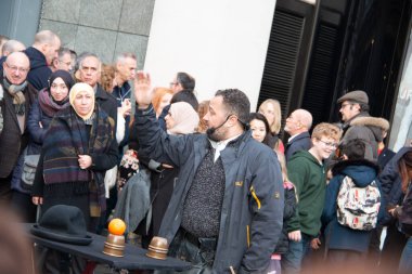 Londra, UNITED KINGDOM - 30 Aralık 2017: Covent Garden 'da çeşitli bir grup insan, gün içinde kalabalığı eğlendiren bir sokak sanatçısıyla birlikte bir binanın dışında toplanıyor. Yüksek kalite fotoğraf