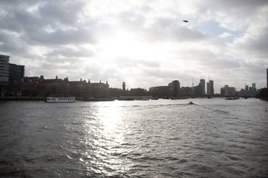 BİRLİK KINGDOM - 30 ARALIK 2017: Yansıtıcı Nehir Yüzeyi ile Thames Rıhtımı Silüeti ve Karanlık 'taki Gökdelenler. Yüksek kalite fotoğraf
