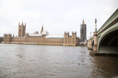 Londra, UNITED KINGDOM - 30 ARALIK 2017 BÖLGESİ Parlamento binalarının ve Thames Nehri 'nden Westminster Köprüsü ile Big Ben' in manzarası. Yüksek kalite fotoğraf