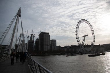 30 Aralık 2017 'de Londra Gözü ve Westminster Köprüsü bulutlu bir günde. Yüksek kalite fotoğraf