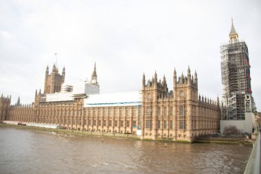 30 Aralık 2017 'de, bulutlu bir kış günü Thames Nehri' nin karşısından bakıldığında, Westminster ve Big Ben Sarayı iskeleli olarak görüldü. Yüksek kalite fotoğraf