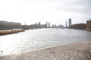 LONDON, UNITED KINGDOM - 30 ARALIK 2017: Bulutlu bir günde Thames Nehri boyunca yüksek binalar ve nehir kenarındaki yürüyüş yolu ile bulanık görüş. Yüksek kalite fotoğraf