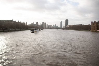 LONDRA, BİRLİK KINGDOM - 30 ARALIK 2017: Bulutlu Gökyüzü ile Vauxhall 'a doğru Thames Nehri' nin aşağısına bakın. Yüksek kalite fotoğraf