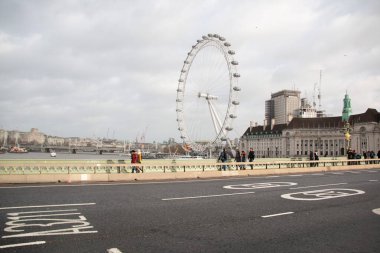 LONDRA, BİRLİK KINGDOM - 30 ARALIK 2017: Bulutlu bir kış gününde, caddenin karşısından Londra 'nın Gözü' nün manzarası yayalar ve yakınındaki mimariyle görülebilir. Yüksek kalite fotoğraf