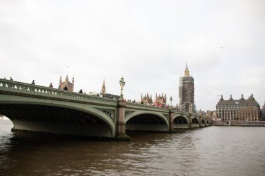 30 Aralık 2017 'de Westminster Köprüsü Büyük Ben' e ve Thames Nehri üzerindeki parlamento binalarına açılıyor. Yüksek kalite fotoğraf
