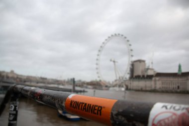 LONDON, UNITED KINGDOM - 30 ARALIK 2017: Thames 'ten Londra' nın Gözü ve İlçe Salonu 'na yakın çekim ve ön planda bir uyarı borusu görüntüsü. Yüksek kalite fotoğraf