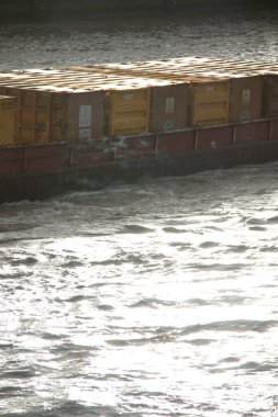 Londra, BİRLİK KINGDOM - 30 ARALIK 2017: Thames Nehri 'ne demirlemiş mavnanın su yüzeyinde parıldayan güneş ışığıyla yakın çekimi. Yüksek kalite fotoğraf