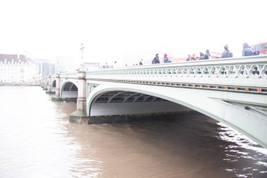 30 Aralık 2017 'de Westminster Köprüsü bulutlu bir kış gününde Thames Nehri' ni yayaların geçtiği bir yer. Yüksek kalite fotoğraf