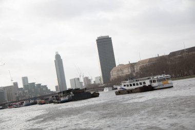 LONDON, UNITED KINGDOM - 30 ARALIK 2017: Thames River View with City Boats and Modern High-Rises in the Background. Yüksek kalite fotoğraf