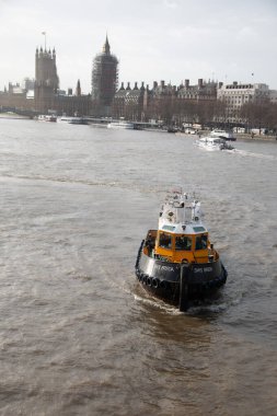 30 Aralık 2017 'de Westminster Palace ve Big Ben' le Thames Nehri 'nde sürat teknesi. Yüksek kalite fotoğraf