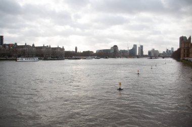 LONDON, UNITED KINGDOM - 30 Aralık 2017: River Thames Manzarası Vauxhall 'a ve Güney Şeria' dan Modern Skyline 'a doğru. Yüksek kalite fotoğraf