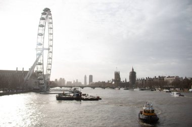 Londra, BİRLİK KINGDOM - 30 Aralık 2017 'de Thames Nehri üzerinde güneşli bir kış gününde London Eye ve Westminster silueti. Yüksek kalite fotoğraf