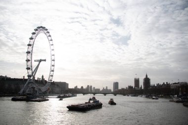 Londra, İngiltere - 30 Aralık 2017 'de bulutlu bir kış gününde Londra Gözü. Yüksek kalite fotoğraf