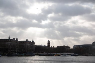 BİRLİK KINGDOM - 30 ARALIK 2017: dramatik Bulut Altında Thames Nehri boyunca Londra silueti silueti. Yüksek kalite fotoğraf