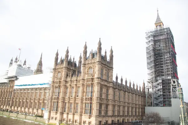 Londra, UNITED KINGDOM - 30 Aralık 2017: Westminster ve Elizabeth Kulesi yenilenmekte olan saray, aydınlık bir kış günü sokağın karşısından izlendi. Yüksek kalite fotoğraf