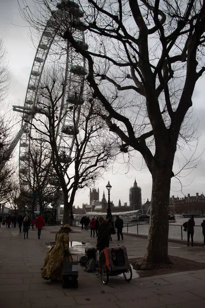LONDON, UNITED KINGDOM - 30 ARALIK 2017: Bulutlu bir kış gününde Güney Şeria 'da sokak sanatçıları ve yayalar. Yüksek kalite fotoğraf