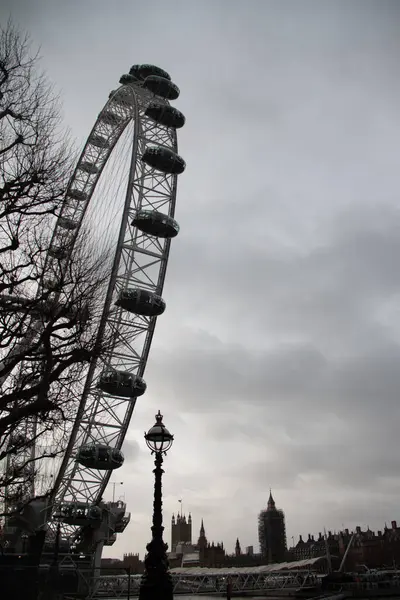 30 Aralık 2017 'de Londra' nın gözü Westminster ve Big Ben 'in siluetleriyle alacakaranlıkta. Yüksek kalite fotoğraf