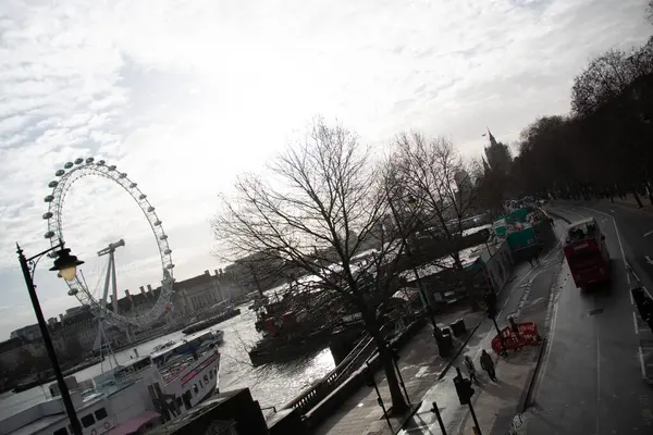 Londra, İngiltere - 30 Aralık 2017: bulutlu kış gökyüzünün altındaki Londra Gözü. Yüksek kalite fotoğraf